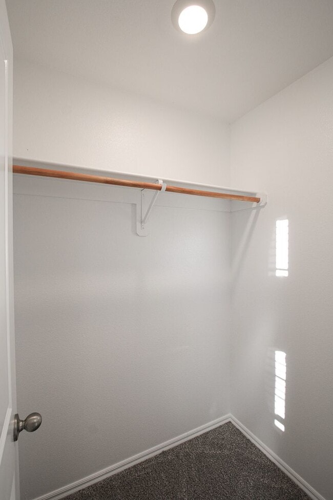 Building Photo - 606 Comanche Dr