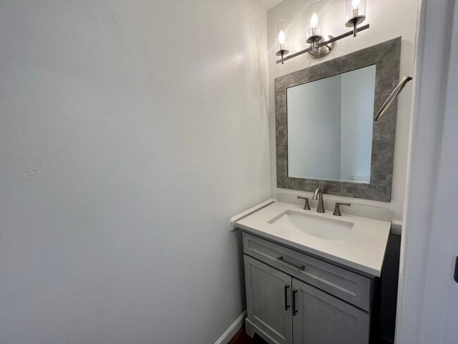 Building Photo - Gorgeous 2 Bed 1.5 Bath Condo For Rent