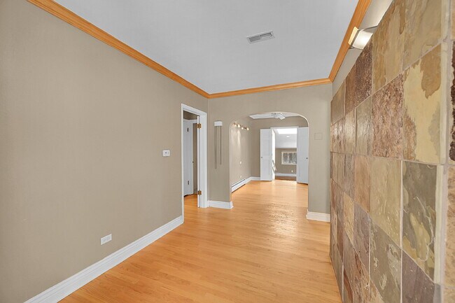 Building Photo - $3,195, 3-bed, 3-bath located in Denver wi...