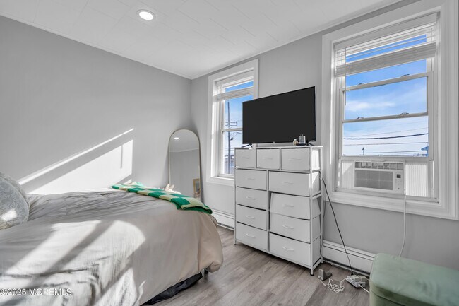 Building Photo - 1076 Ocean Ave
