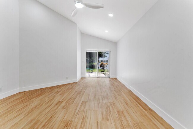 Building Photo - 897 Dickens Pl