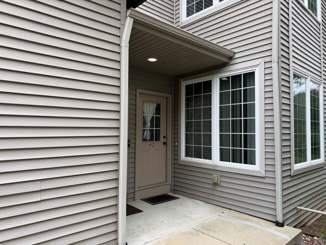 Building Photo - 612 Queens Ct