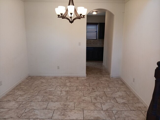 Building Photo - Stunning 4 bedroom, 3.5 bathroom home! Sho...