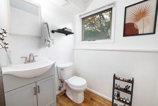 Building Photo - 2 bedroom 1 bath close to downtown