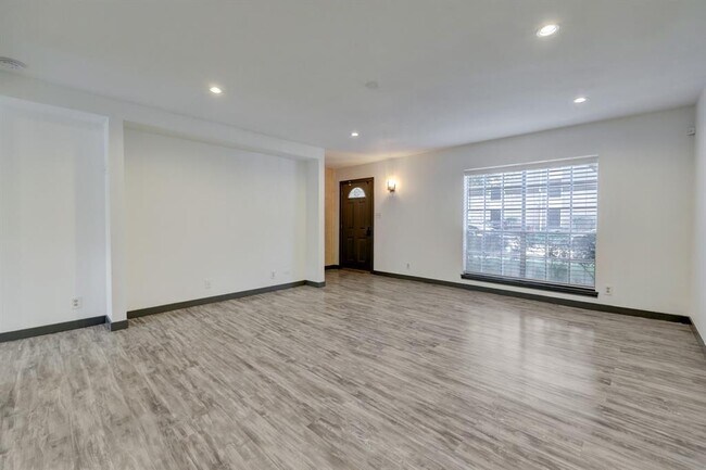 Building Photo - 6326 Chevy Chase Dr