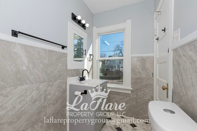 Building Photo - 631 Clark St