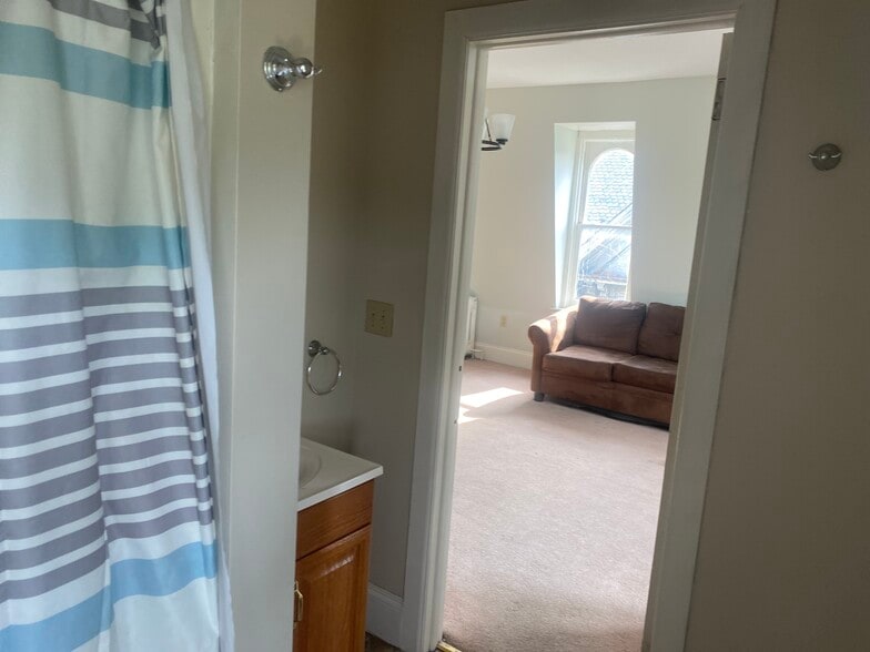 Building Photo - 1108 W 4th St