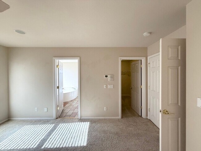 Building Photo - Well-Maintained 2-Story Home with Function...