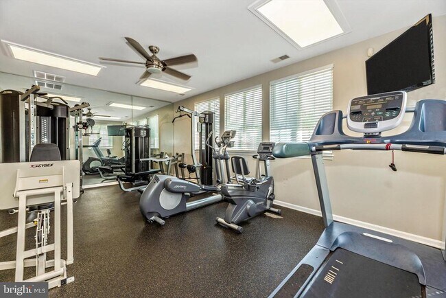 Building Photo - 4960 Clarendon Terrace