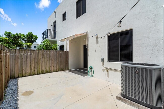 Building Photo - 535 SW 91st Pl