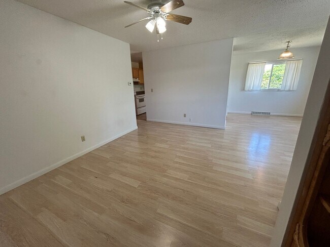 Building Photo - 5 Bed 2 Bath Home with 2 Car Attached Gara...