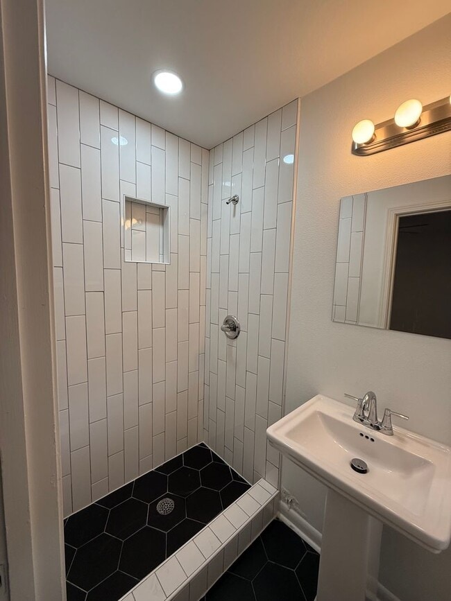 Building Photo - 1821 S Brookwood Dr