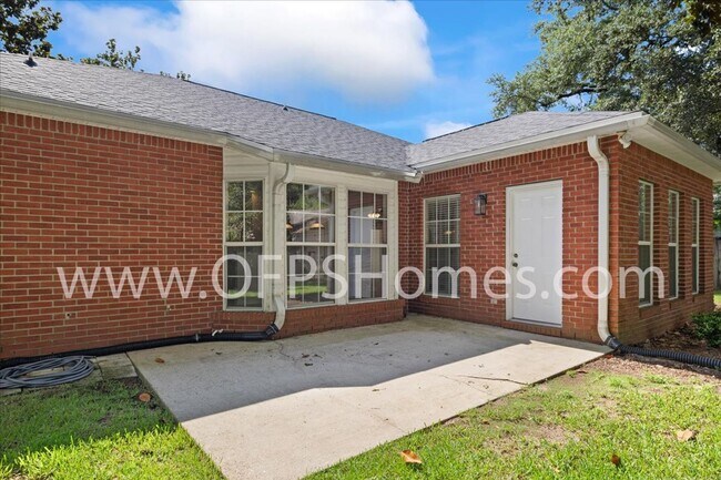 Building Photo - Niceville 3/2 with Office Flexible Availability