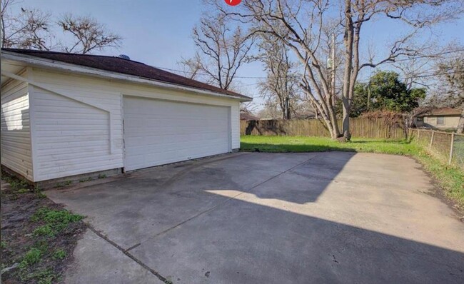 Building Photo - 315 Acacia St