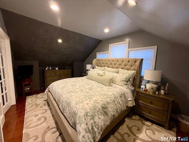 Building Photo - 64 Hickory St