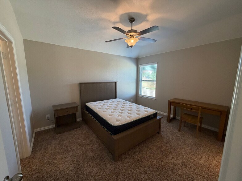 Building Photo - Room in House on Zanna Grace Way