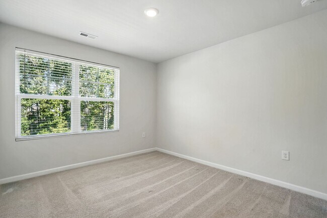 Building Photo - GREAT END UNIT IN CARY! Come see it today!