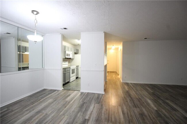 Building Photo - 204 Warm Springs Cir