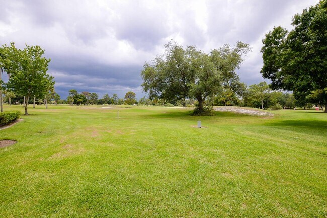 Building Photo - 9440 Meadowood Dr