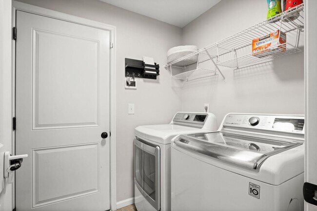 Building Photo - Beautifully Updated 3-Bedroom Home in Fairway Farms with Bonus Room & Fenced Backyard