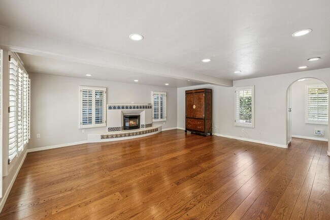 Building Photo - Mediterranean Beauty in Crescent Park – 5B...