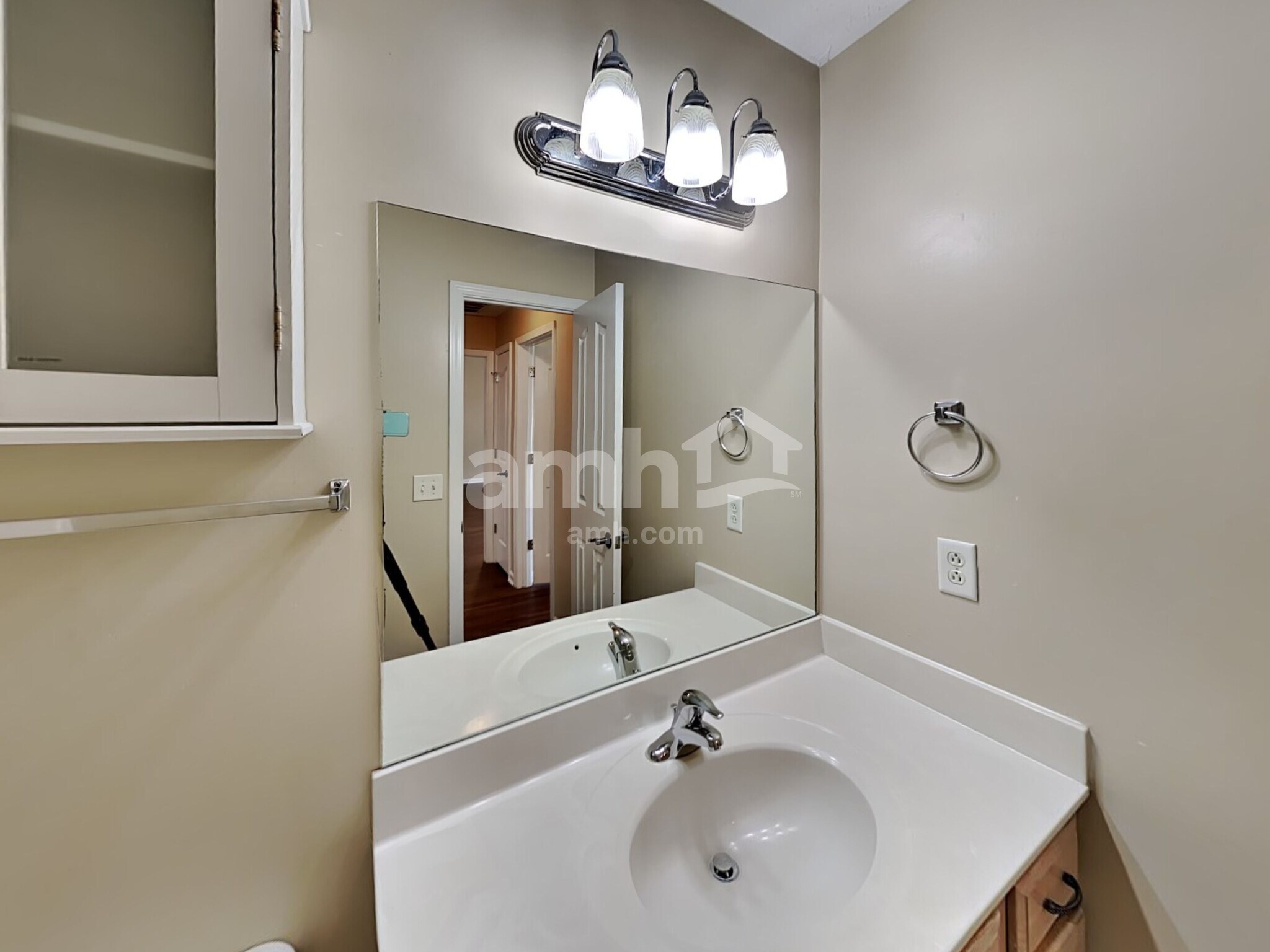 Building Photo - 3050 Weybridge Dr