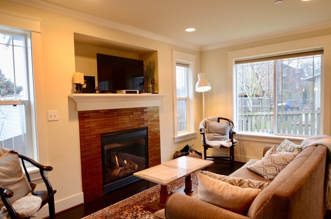 Building Photo - 3 Bedroom 2.5 Bath Queen Anne Townhome