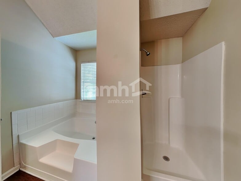 Building Photo - 129 Kentwood Springs Dr