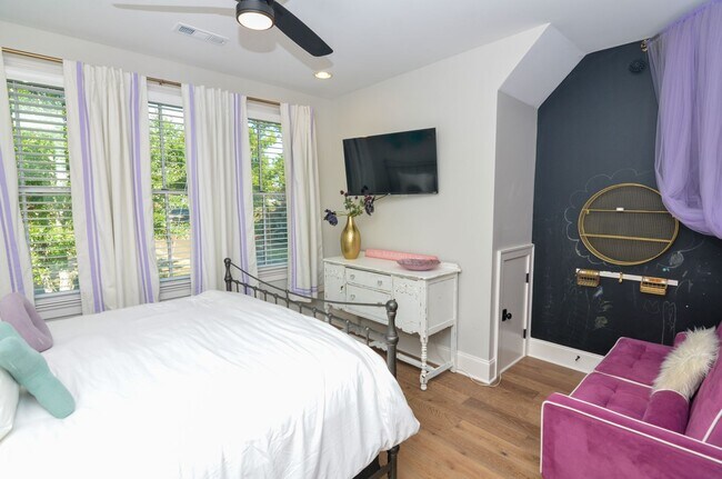 Building Photo - Fully Furnished in Downtown Franklin