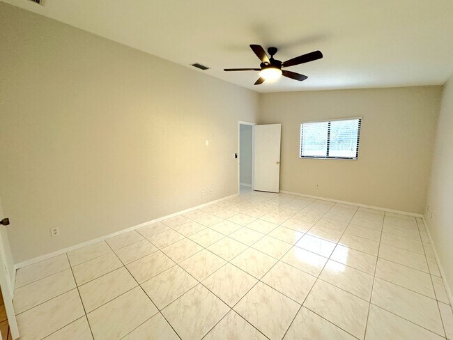 Building Photo - ** NORTH NAPLES ** 3 BED / 2 BATH - FENCED YARD - NO HOA! - PET OK - ANNUAL RENTAL