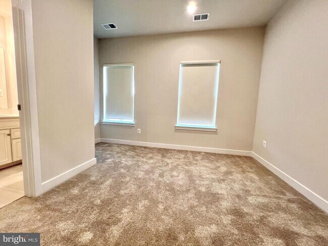 Building Photo - 4322 Ellipse Ter