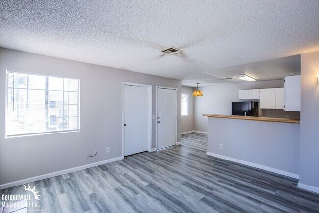 Building Photo - Beautifully Updated 2Bdm 1Ba Unit in a Gat...