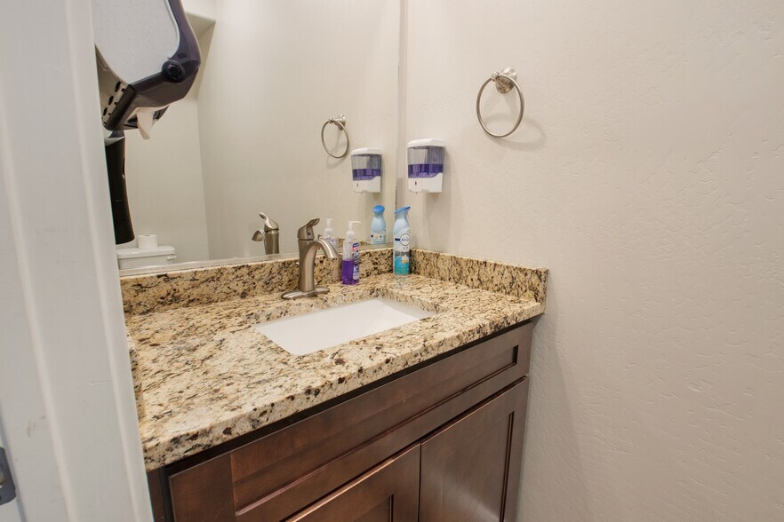 Guest Bathroom - 3814 Autumn Colors Dr