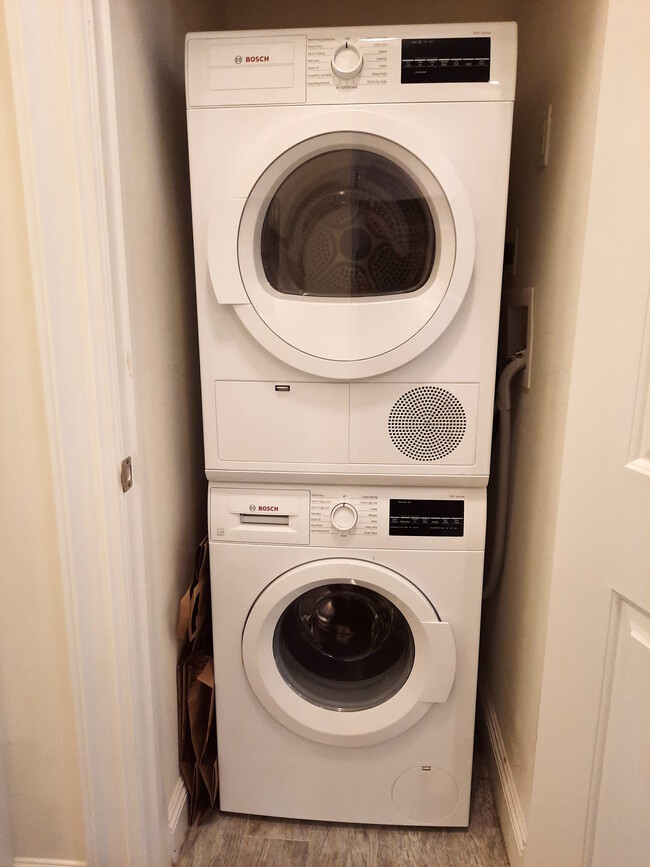 Private washer / dryer - 156 6th St