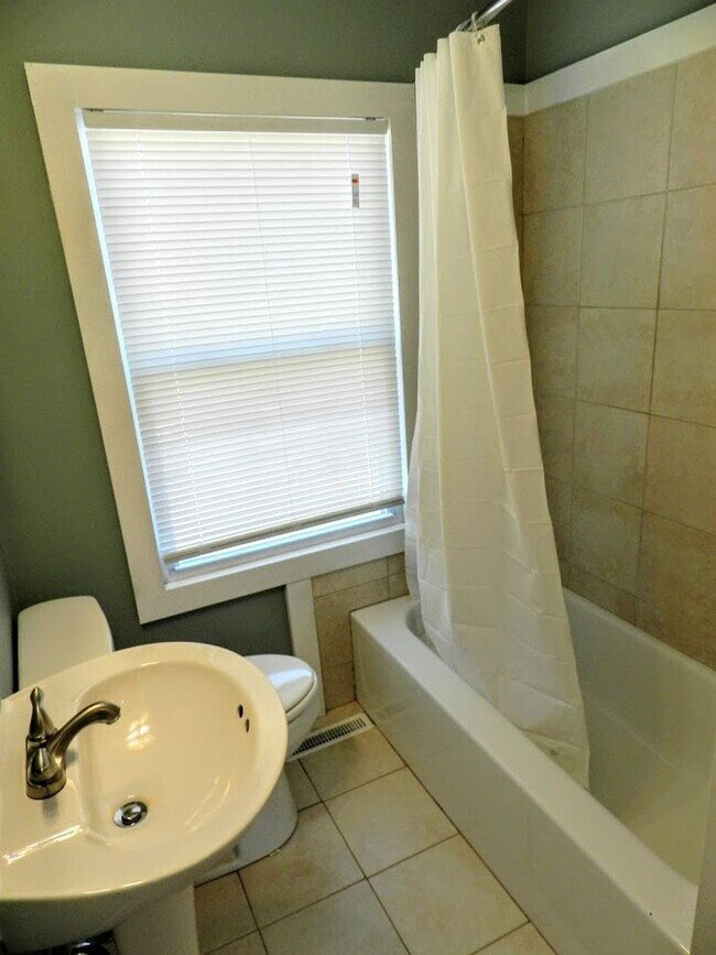 Building Photo - Come live at the Bay! Two Bedroom Willoughby Beach Cottage Available August 1st