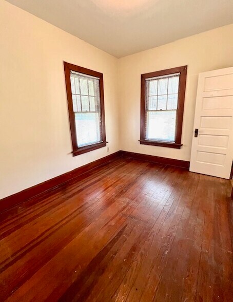 TWO Bedrooms - 946 S Missouri Ave