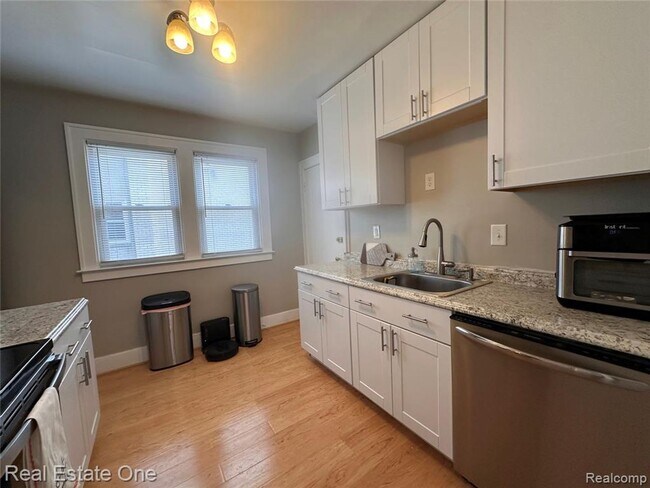 Building Photo - 2 Bedroom 1 Bath