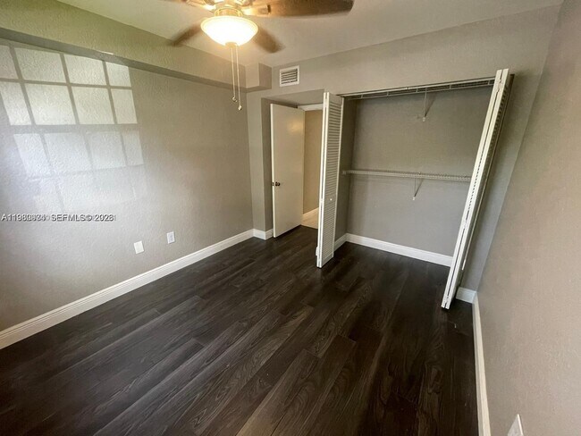 Building Photo - 2811 N Oakland Forest Dr