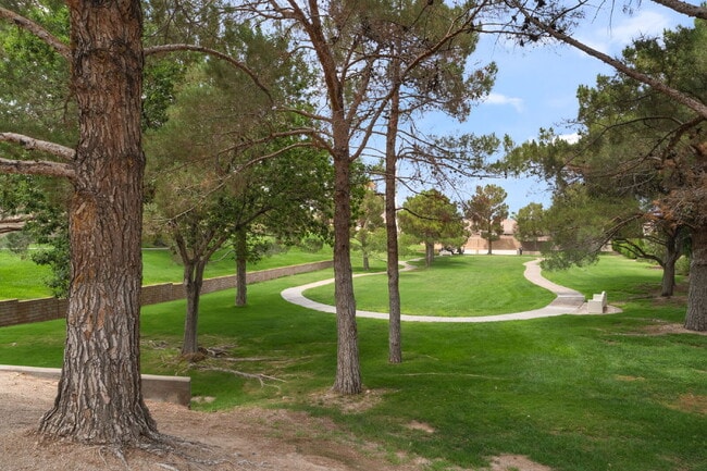Building Photo - Sun City Summerlin 2 bedroom and 2 bathroom in a  55 and older Neighborhood