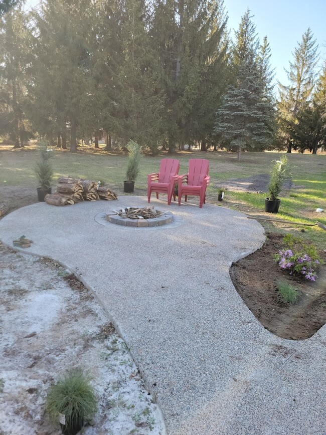 Backyard patio and firepit - 2836 Sleepy Hollow Rd