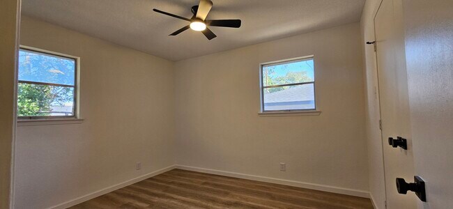 Building Photo - 608 Oak Dr