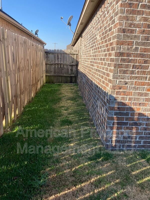 Building Photo - 15609 S Broadway St