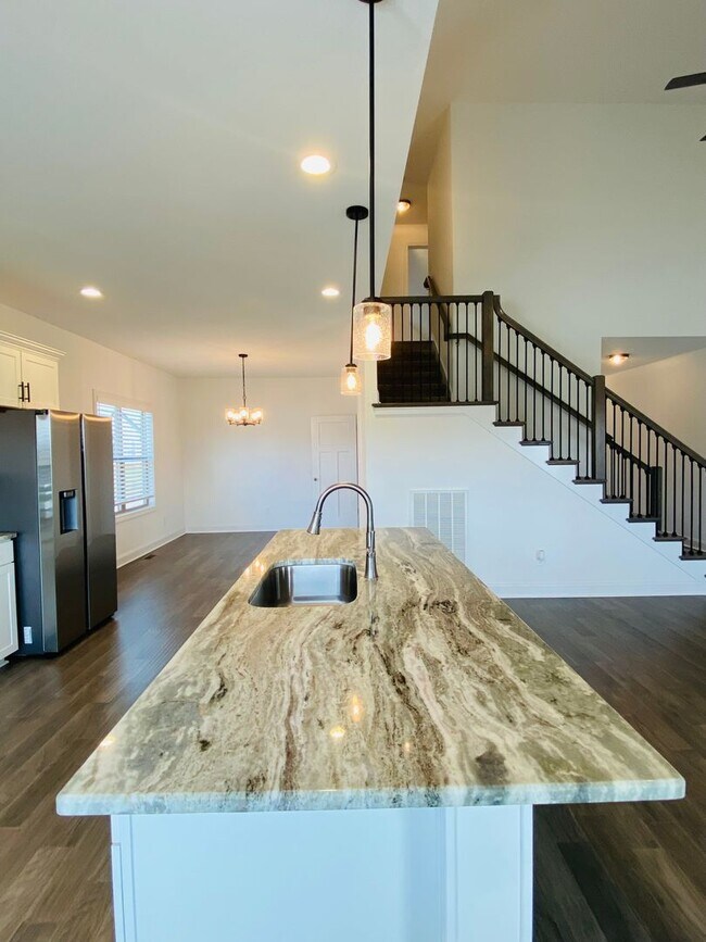 Building Photo - Luxury Home