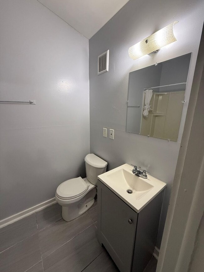 Building Photo - 1347 W 5th St