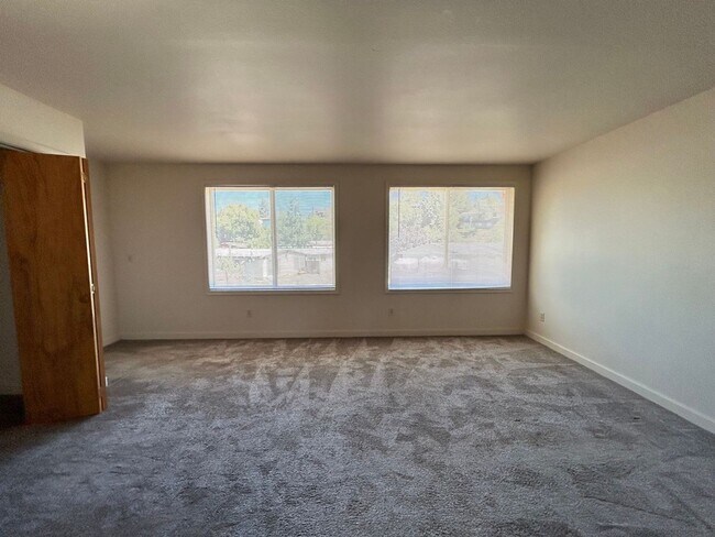 Building Photo - 1308 N Brooklane St