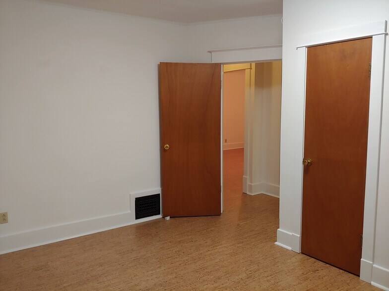 Living room - 704 S Broadway Ave