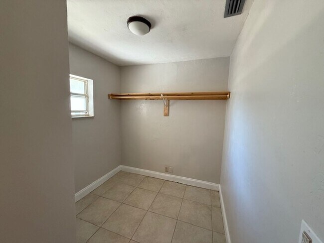 Building Photo - 1529 S Ridgewood Ave