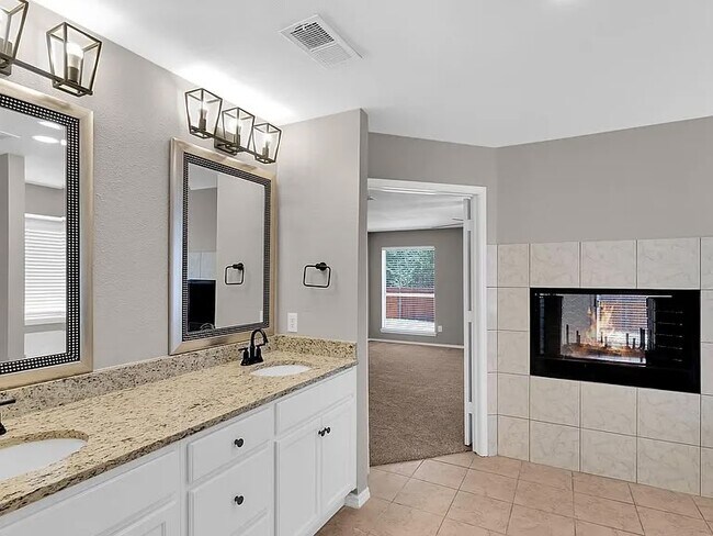 Building Photo - 4729 Woodhaven Ln, Haltom City, TX 76137