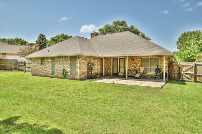 Building Photo - Beautiful Home on Mature Tree'd Lot  in We...