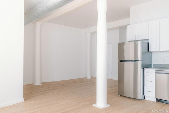 Building Photo - 155 S River St